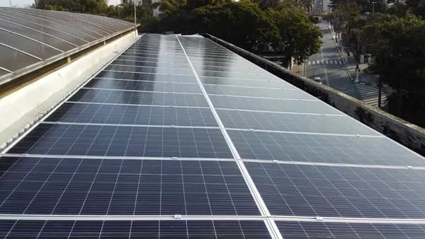 Instalação de sistema solar fotovoltaico de 35,88 kWp em telhado comercial em Osasco