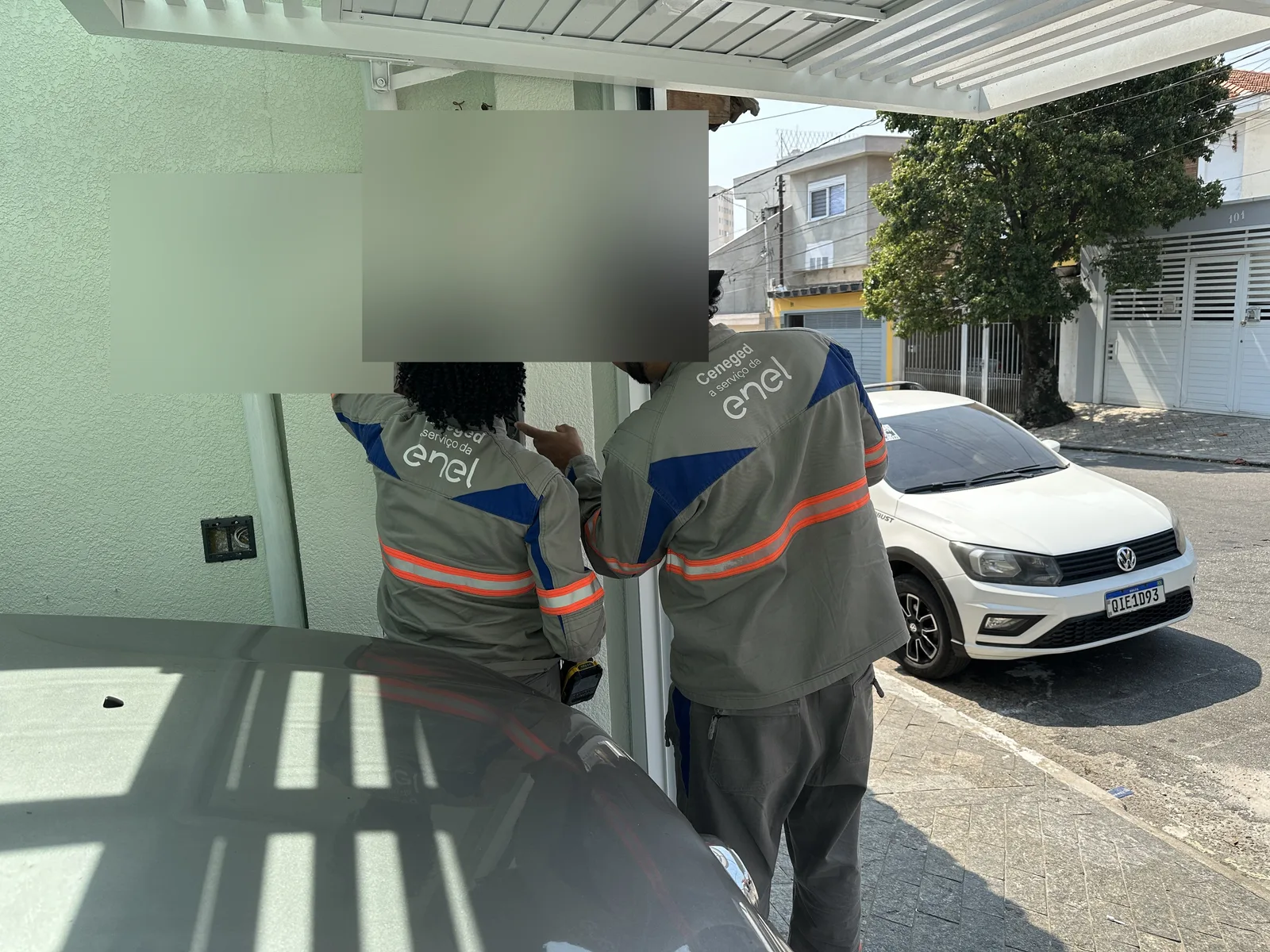 Técnicos da concessionária ENEL realizando a vistoria de homologação de um sistema solar em São Paulo