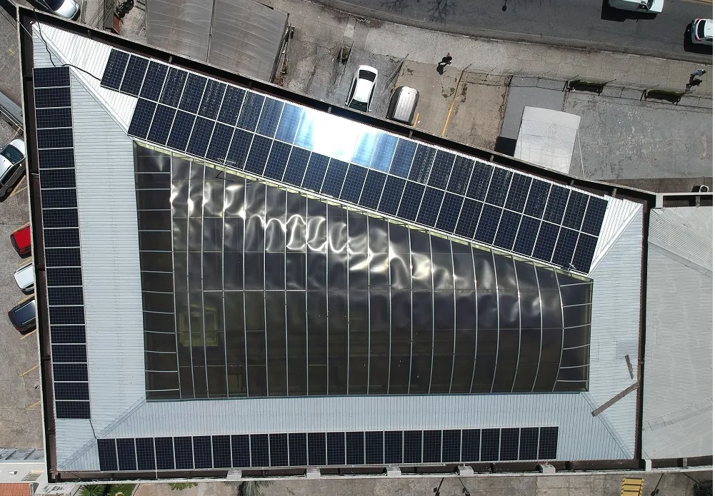 Vista aérea do sistema de 35,88 kWp instalado no telhado da sede administrativa em Osasco