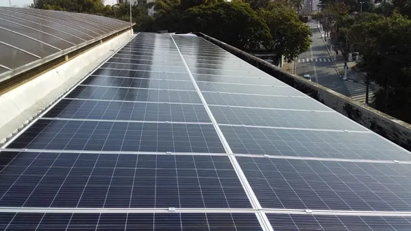 Instalação de sistema solar fotovoltaico de 35,88 kWp em telhado comercial em Osasco
